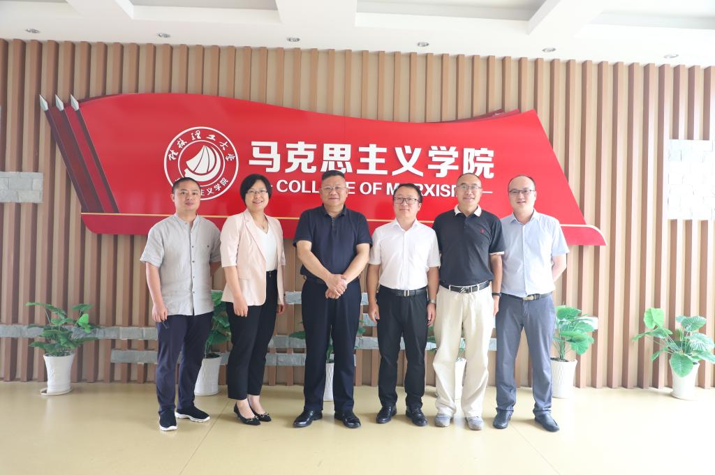 学校党委书记邓军到必赢官网调研